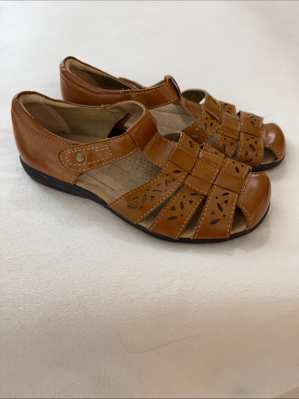 Women’s Earth Spirit Gelron closed toe Sandals in Tan.